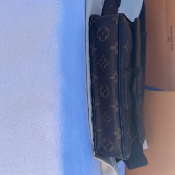Louis Vuitton men’s cross body bag. S Lock -Sling. Neiman Marcus 2022. - Picture 3 of 16
